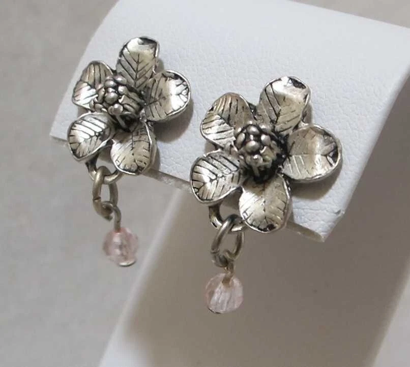 "Preciosos pendientes colgantes de cristal rosa con flores de 5 pétalos de peltre 3D 1"" poste perforados" Foto 2 de 4