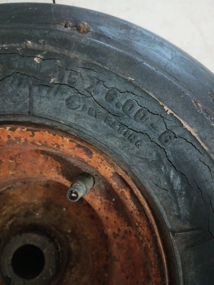 Llanta delantera Noma LT1443 42" 14HP con neumático #1 Foto 3 de 4