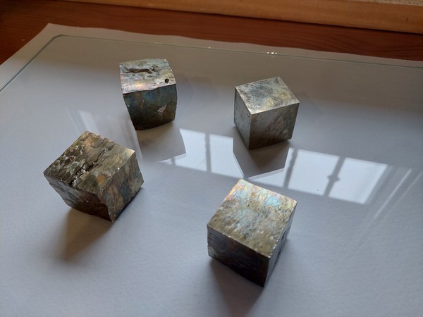 4 Pyrite cubes (Navajun, Spain) - Stück Pyritwürfel - Mineral decorative - LotS
