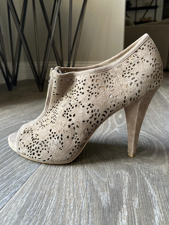 Mujeres BCBGirls 8.5 Botines Gamuza Punta abierta Corte Láser Tacón Alto Botas Tostadas Foto 4 de 4