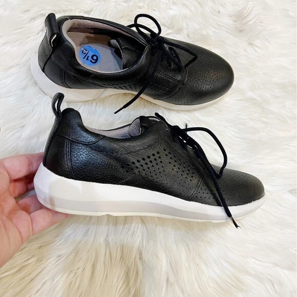 Tenis Earth Desire Flux de cuero perforado negro con cordones para mujer talla 6,5 M Foto 3 de 4