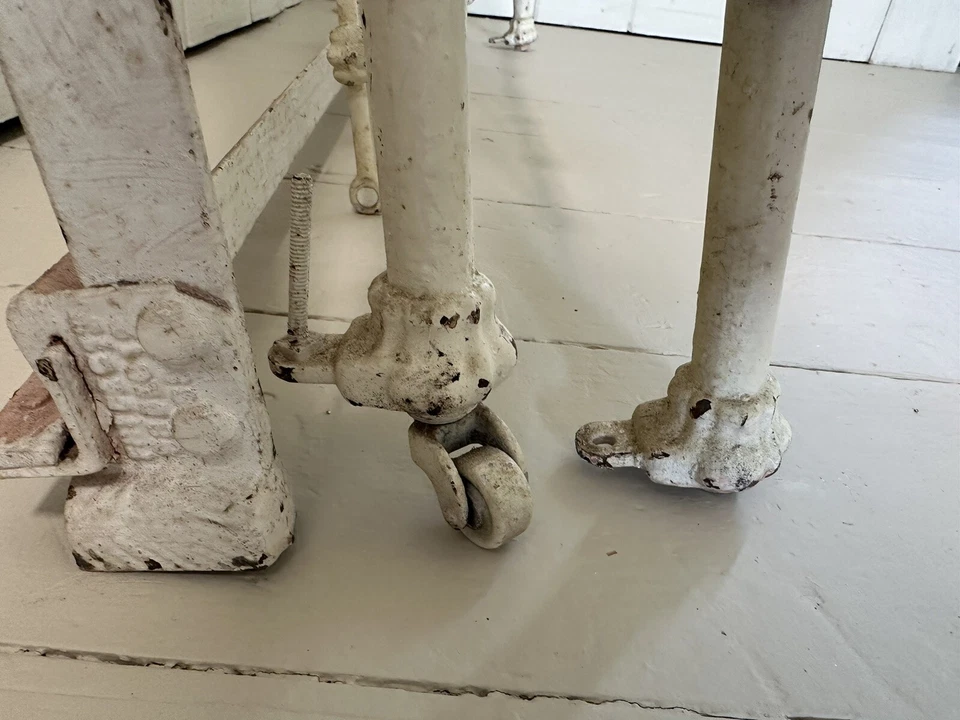 Berço de ferro antigo pintado de metal - Imagem 2 de 4