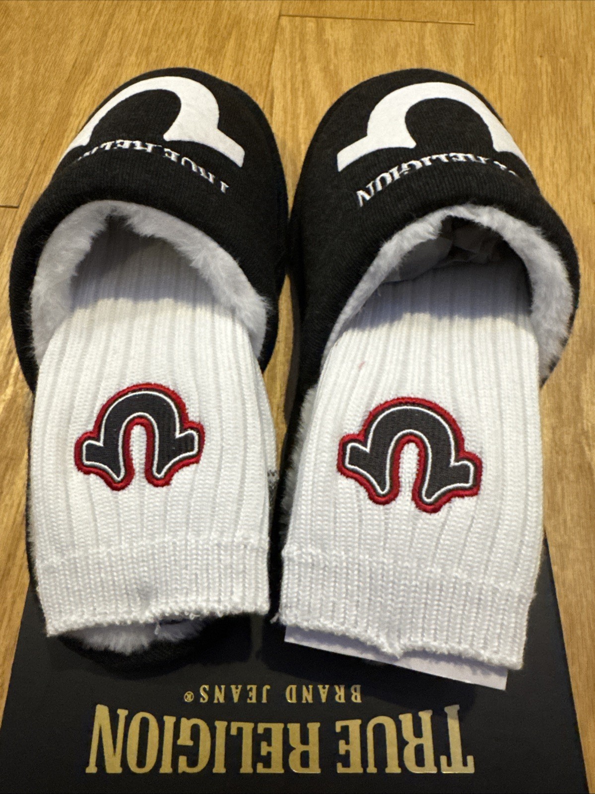 True Religion Men’s Slipper & Sock Set Black and White Size 7-8 NWT thumbnail 2