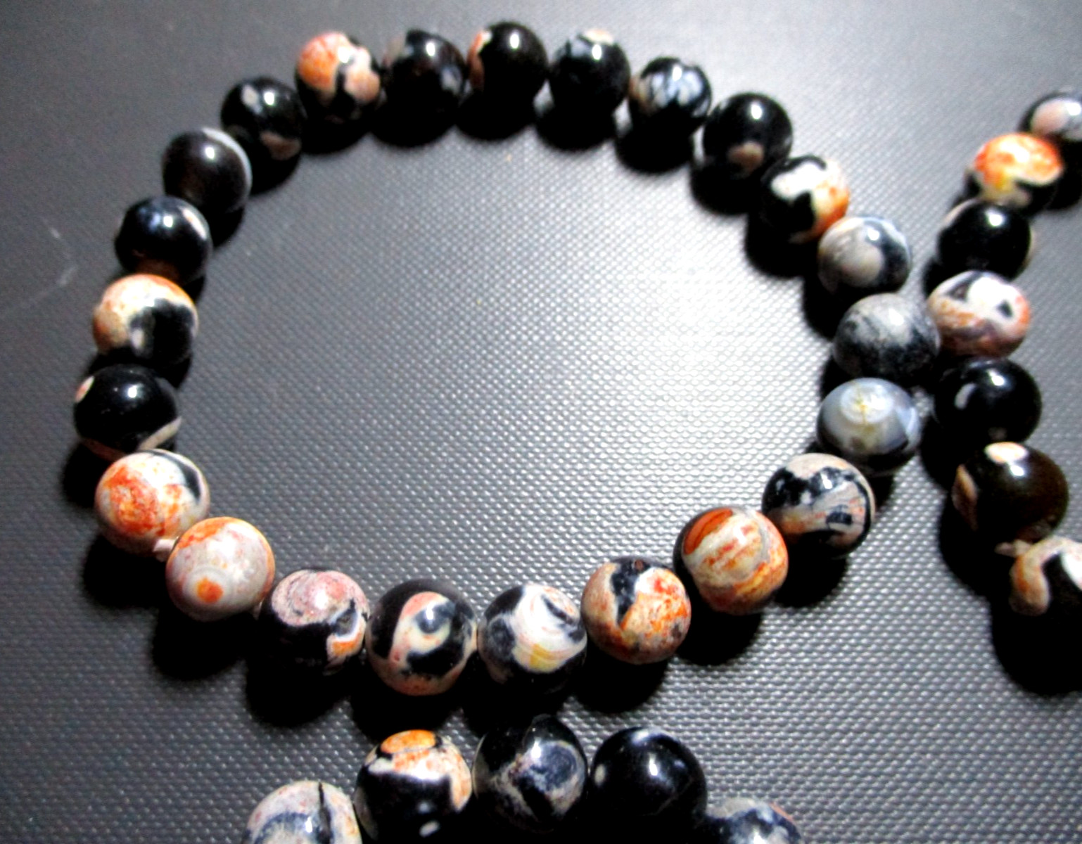 Armband Orca Achat schwarz weiß farbig 8 mm elastisch 19 cm