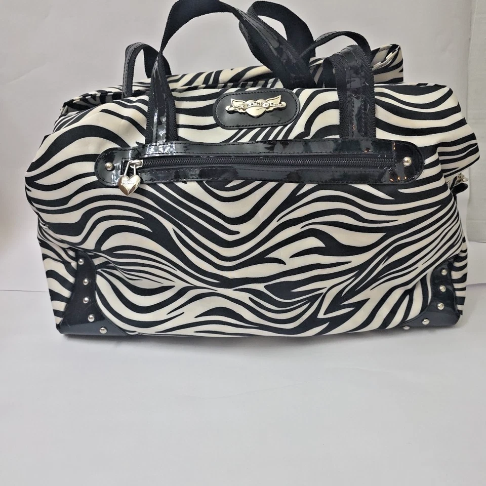 Bolso de fin de semana Y2K Kathy Van Zeeland grande con tachuelas estampado de cebra limpio Foto 2 de 4