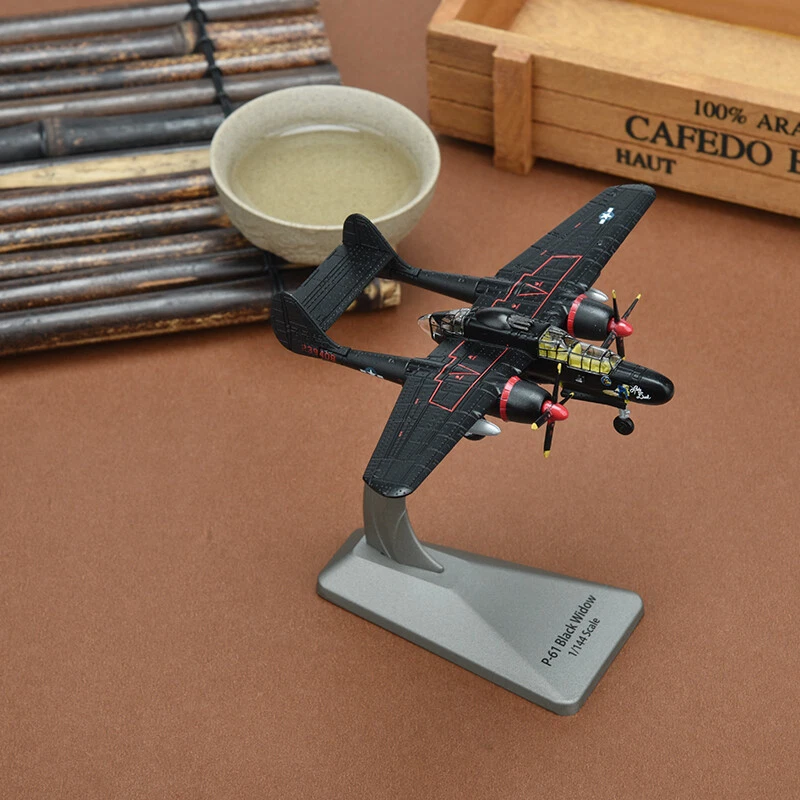 Avión de combate Black Widow modelo militar fundido a presión de aleación escala 1:144 USAF P-61 Foto 3 de 4