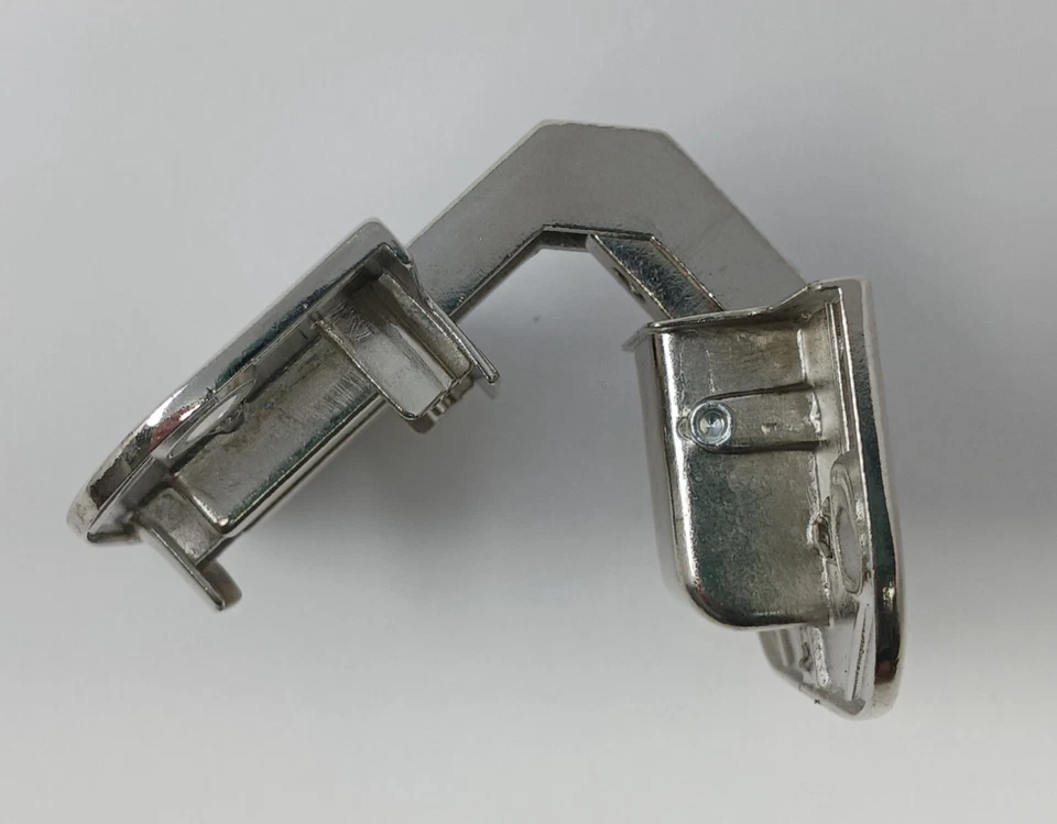 1 (una) bisagra de puerta de gabinete de esquina cortada en pastel con ángulo de apertura de 78 grados Foto 4 de 4