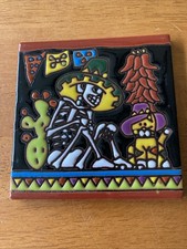4x4 bajo el nopal. Esqueleto de azulejo de arcilla Día de los Muertos Día de los Muertos