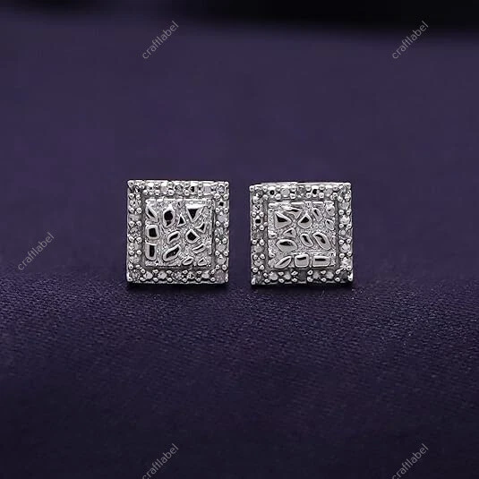 Pendiente de oro macizo de 10 k con pepita cuadrada de diamantes redondos cultivados en laboratorio Foto 2 de 4