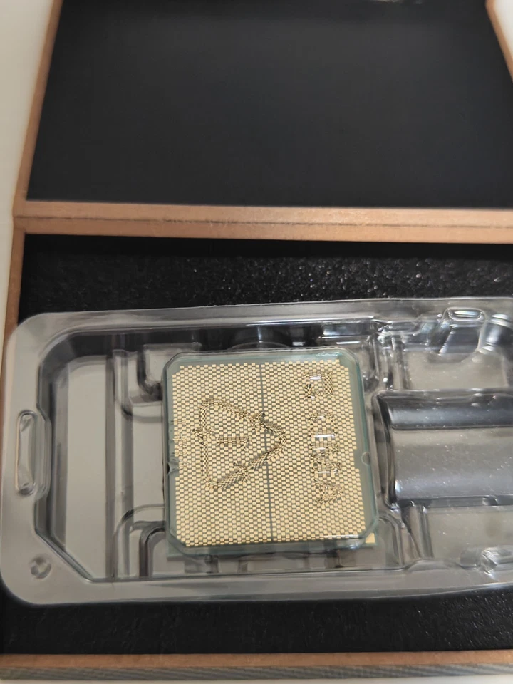 AMD Ryzen 7 7800X3D - Immagine 2 di 3