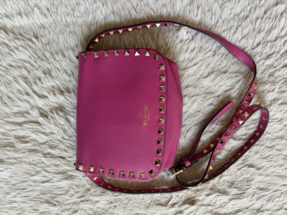 Mini bolso bandolera para cámara Valentino Garavani Rockstud en rosa   Foto 3 de 4