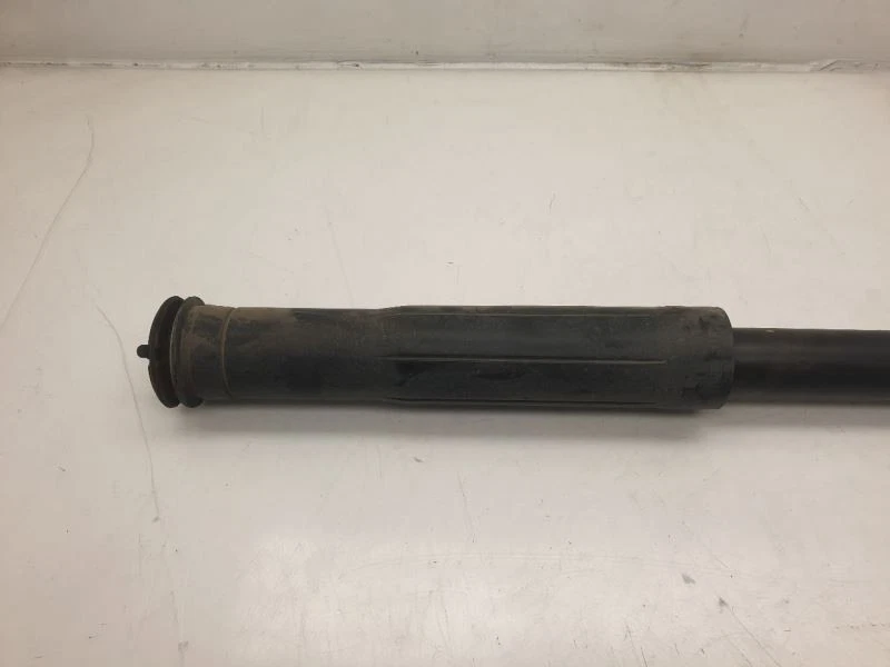 Toyota Prius C 2013 dos 1,5 L tracción delantera en el lado del conductor amortiguador trasero  Foto 2 de 4