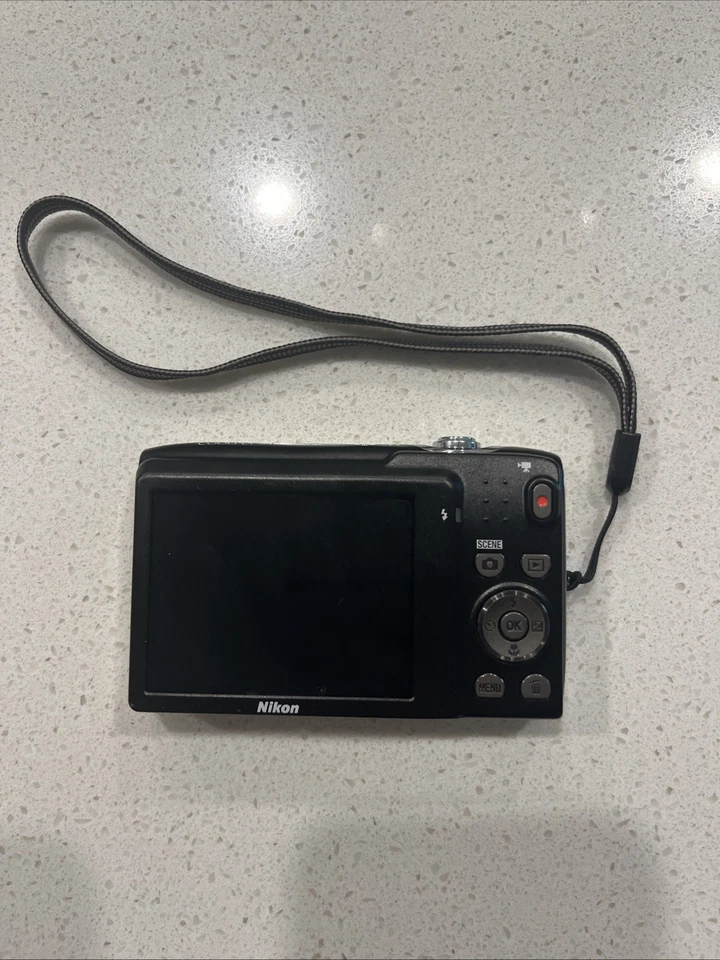 Cámara digital Nikon Coolpix S3100 plateada 14 MP (SOLO para reparación/piezas) Foto 3 de 4