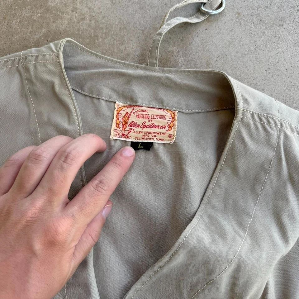 VINTAGE 1950s ALLEN SPORTSWEAR TAN BUTTON UP HUNTING VEST LARGE - Image 3 of 4