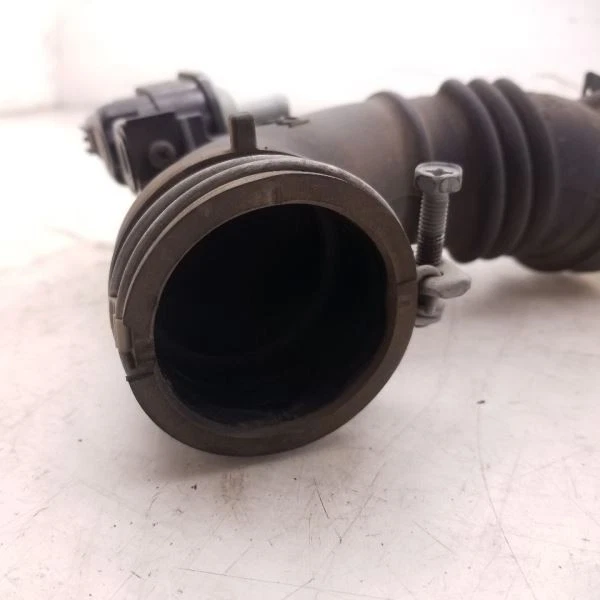 Toyota Prius C 2013 dos 1,5 L 4 cilindros filtro de aire tubo montaje resonador  Foto 2 de 4