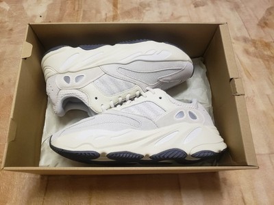 adidas Yeezy Boost 700 Men's Analog Sneakers Size 8.5 EG7596