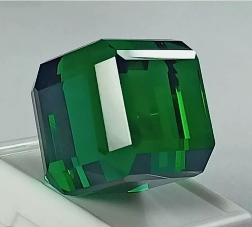 Natural Tsavorite Green Garnet Cube Cut 92.15 Ct Certified Loose Gemstone - Picture 2 of 7