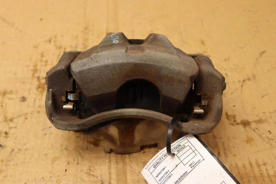 Pinza de freno del lado del pasajero delantero derecho Toyota Corolla 2009-2019 OEM Foto 3 de 4