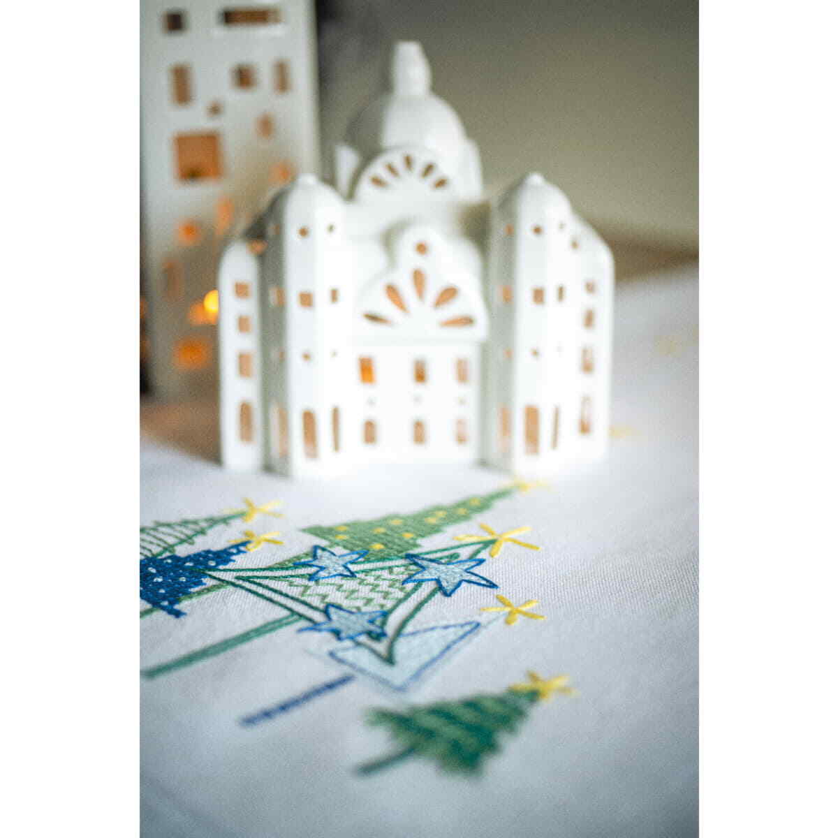 Vervaco stamped cross stitch kit tablechloth ""Moderne Kiefern"", 40x100cm, DIY