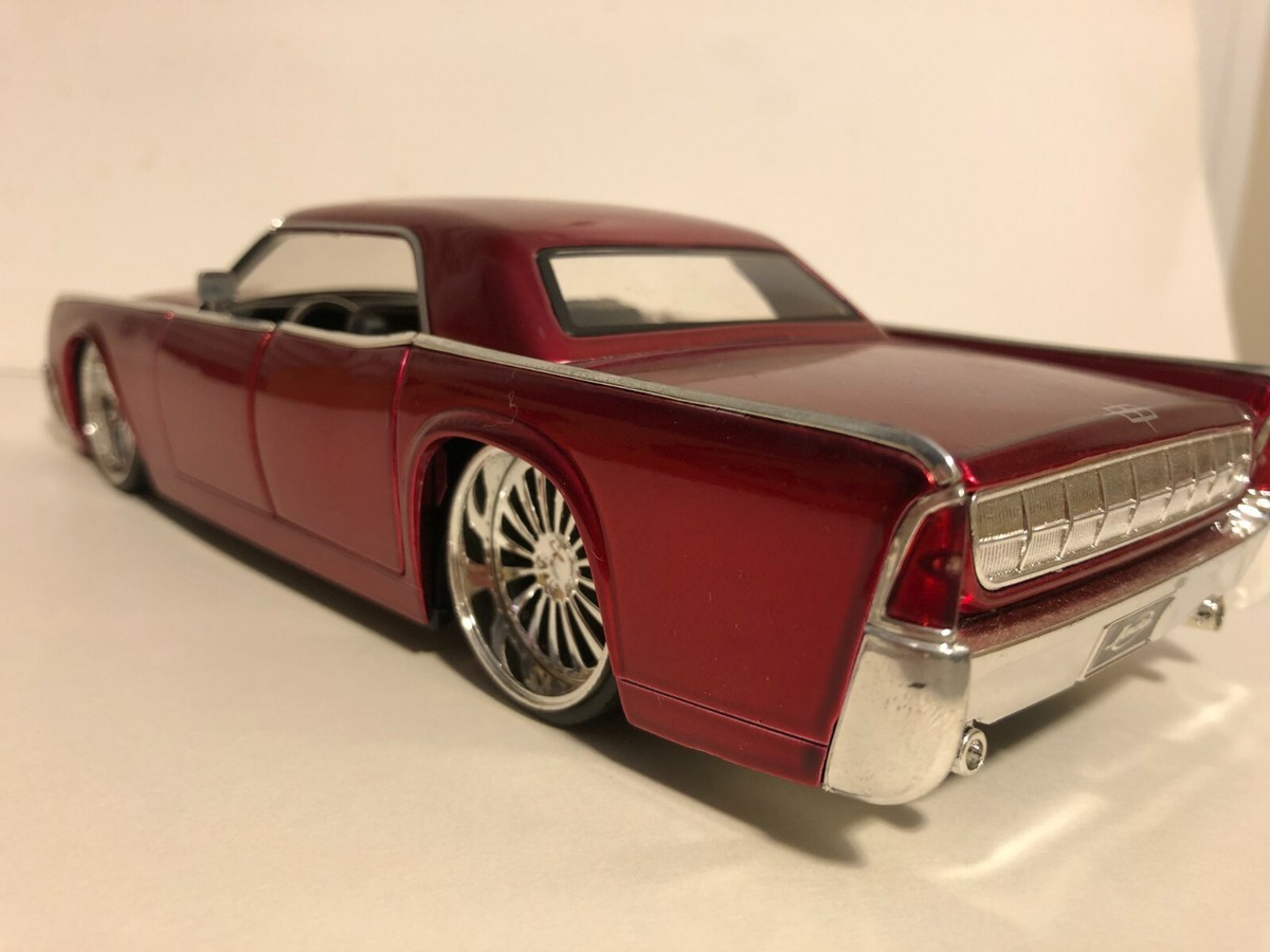 Jada 1/24 1963 リンカーンコンチネンタル 1963 Lincoln Continental w/ Stan Lee Figure, Gold /Green
