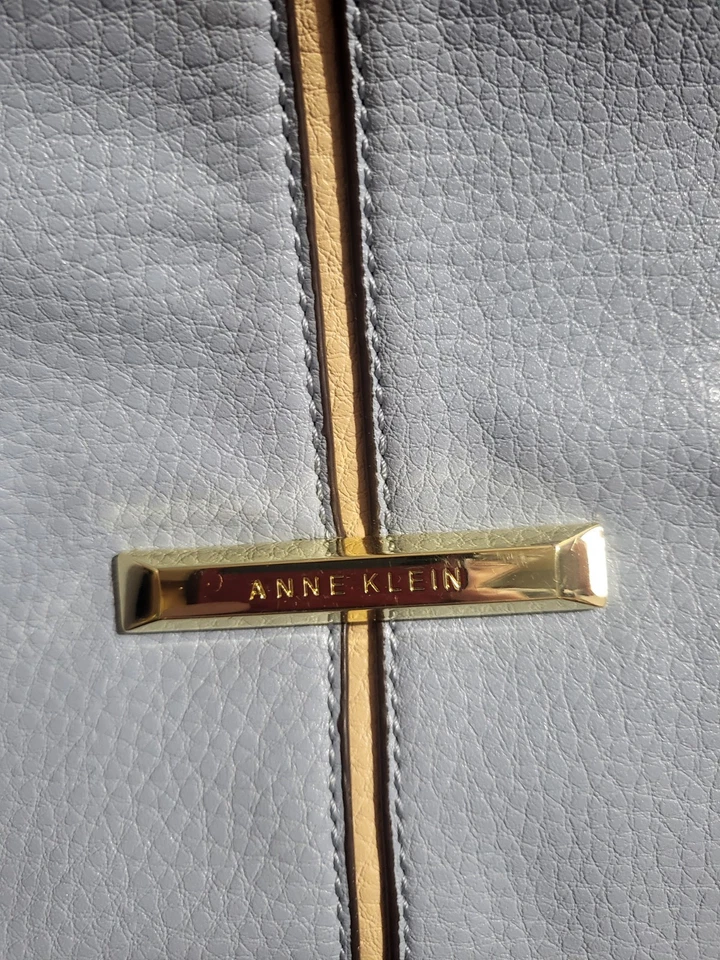 Bolso de Mano Grande Anne Klein, Azul Alto, Excelente Estado Color Crema Borde Foto 2 de 4