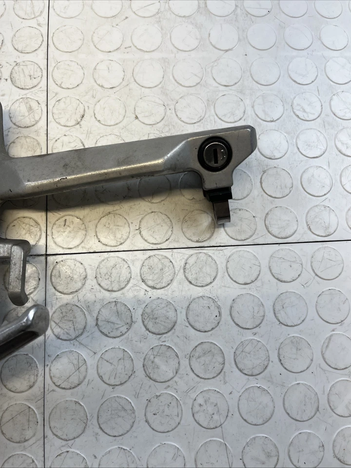 1994 HONDA CBR600F2 LEFT REAR FOOT PEG MOUNT BRACKET 50760-MV9-930 OEM - Изображение 3 из 4