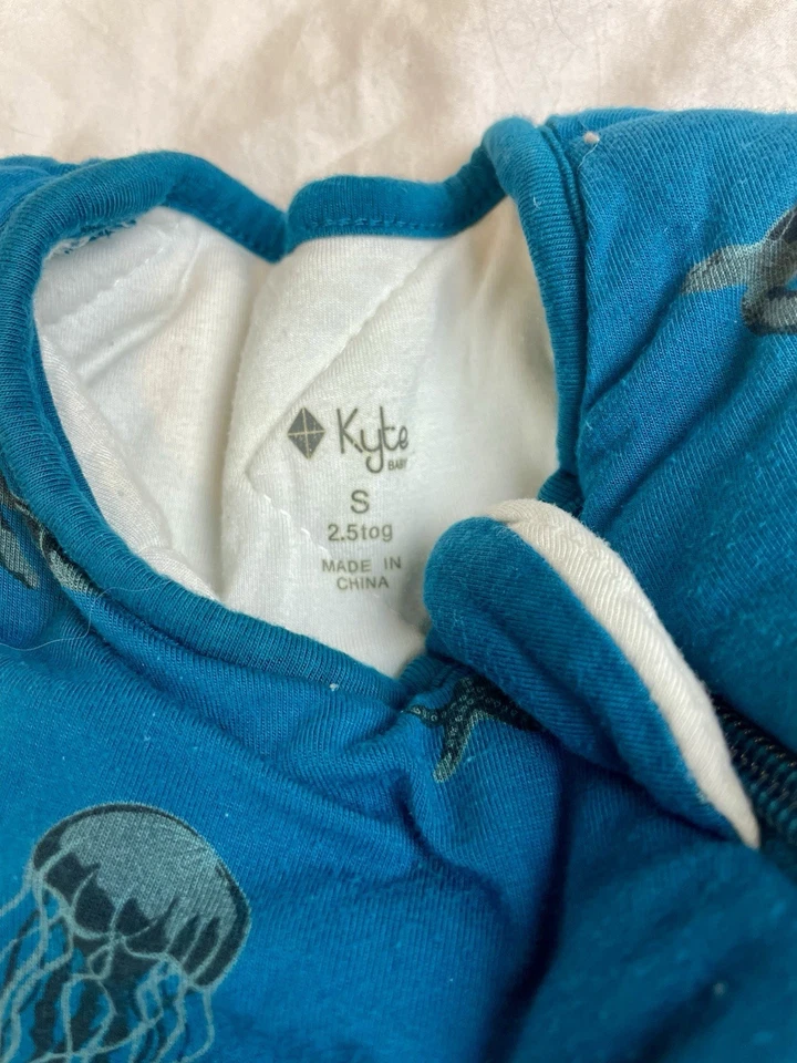 Kyte Saco de Dormir Bebé Pequeño 2.5 Tog Cremallera Completa Saco de Dormir Tortuga Oceánica Medusas Azul Foto 3 de 4