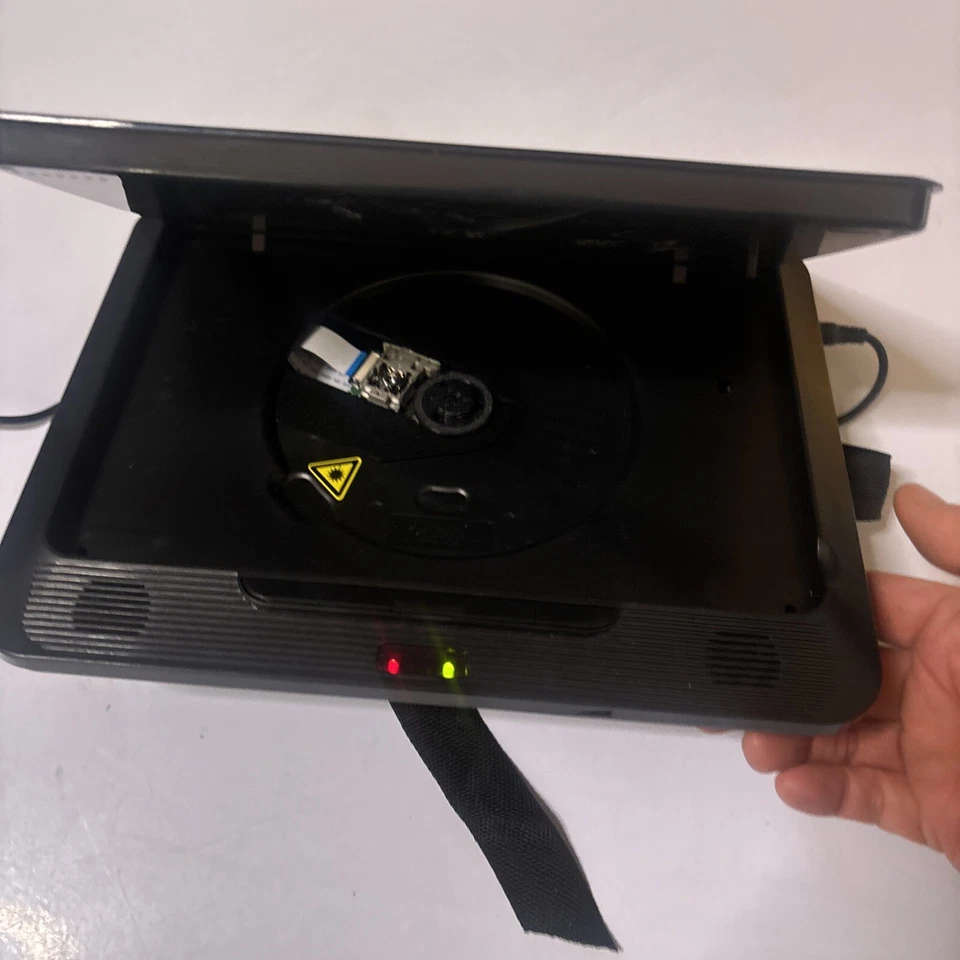 Sylvania 9" Portable DVD Player Region 1 SDVD9805-C - Image 4 of 4