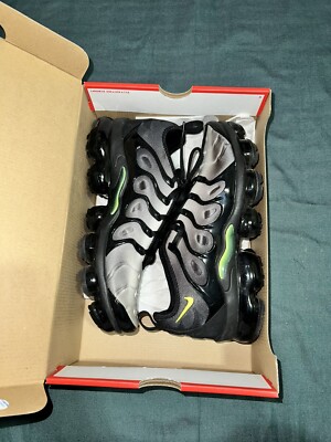 NIKE AIR VAPORMAX PLUS BLACK-VOLT-WHITE Size