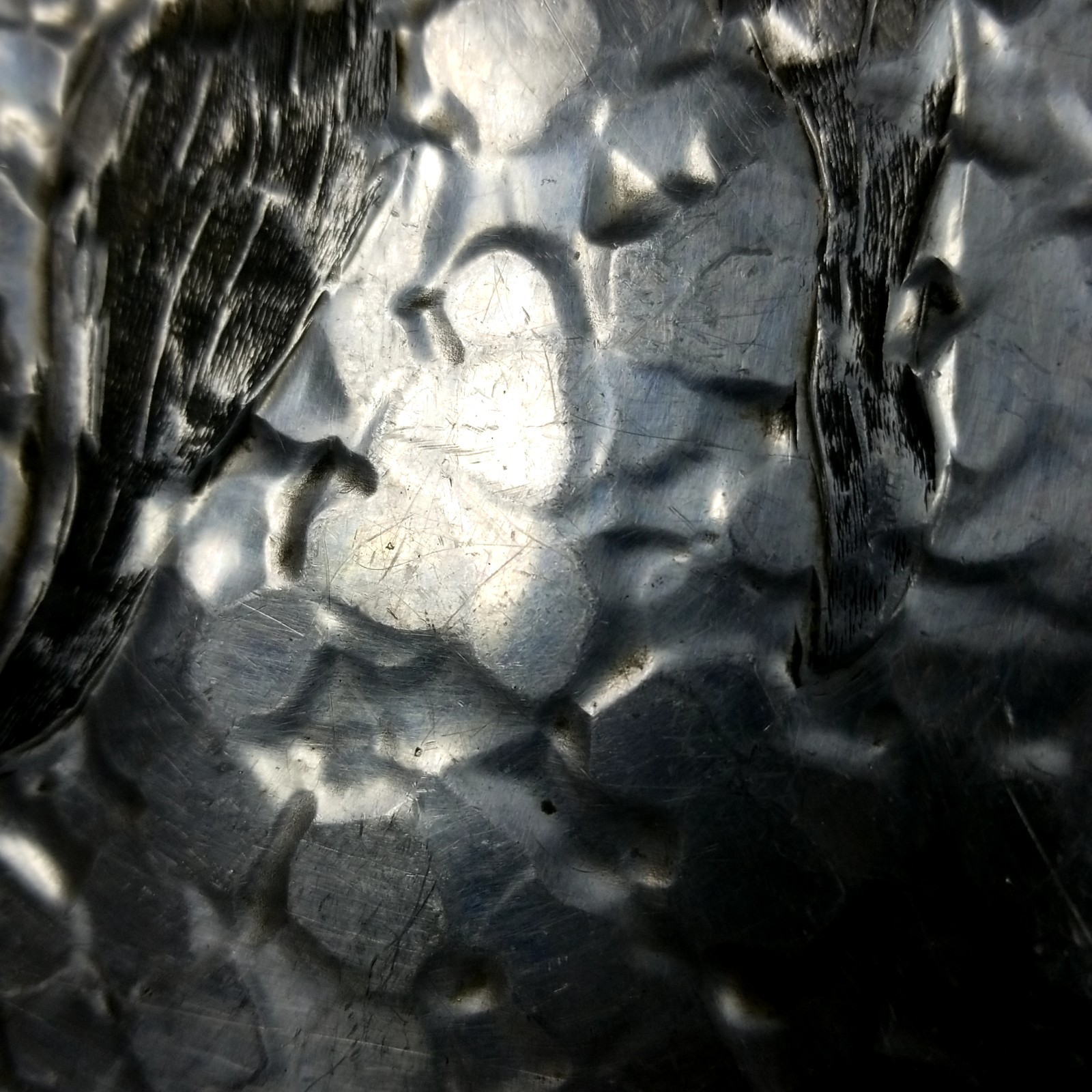 VTG MCM Hammered Aluminum Serving Tray Etched Tulips Floral Bow Handles