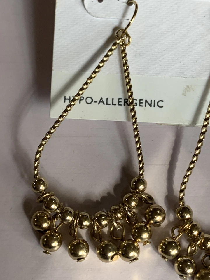 Pendientes colgantes Charter Club tono dorado diseño lágrima torcida con cuentas doradas colgantes Foto 2 de 4