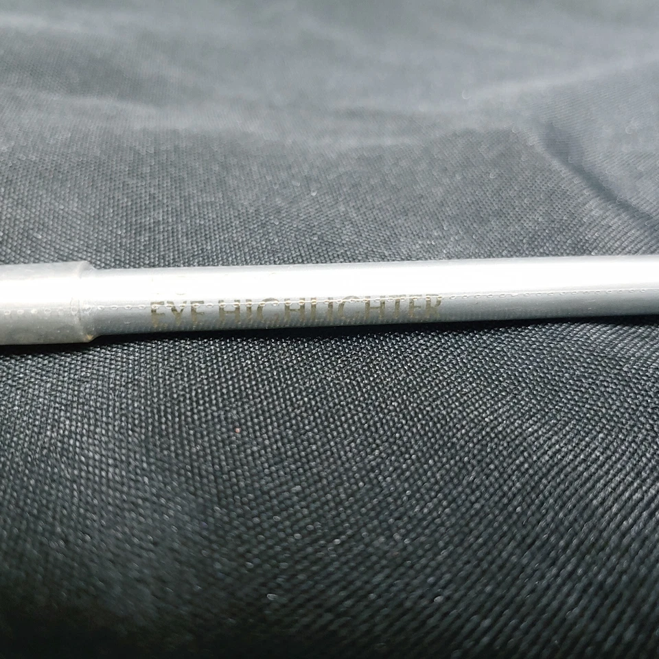 L'oreal Eye Highlighter Line and Shadow Pencil In Shade Mineral Shine. - Image 4 of 4