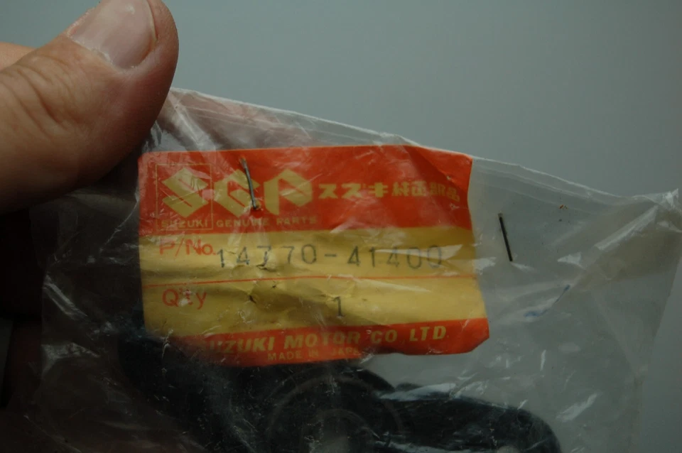 AMORTIGUADOR DE ESCAPE NUEVO ORIGINAL SUZUKI 14770-41400 PE250N 1979 NUEVO STOCK ANTIGUO DE FÁBRICA Foto 2 de 4