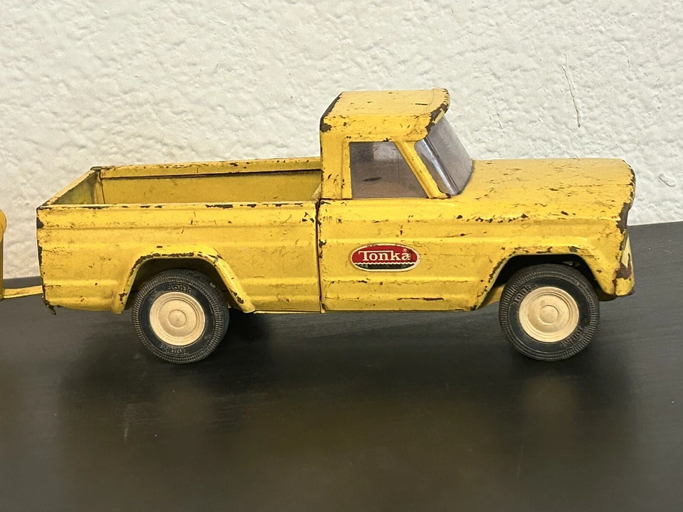TONKA TOY Yellow steel JEEP Gladiator J-10 Pick Up Truck VINTAGE w/ trailer - Image 4 of 4