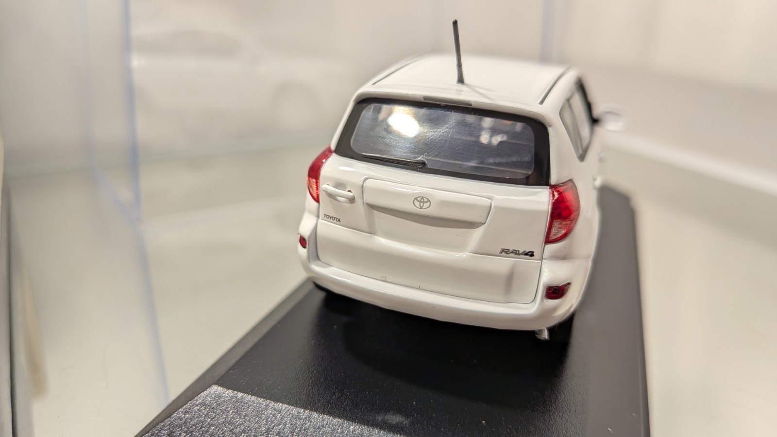 Foto 3 van Minichamps 1:43 Toyota RAV4 2006 White RARE Factory Error No Logos/Badges OVP *