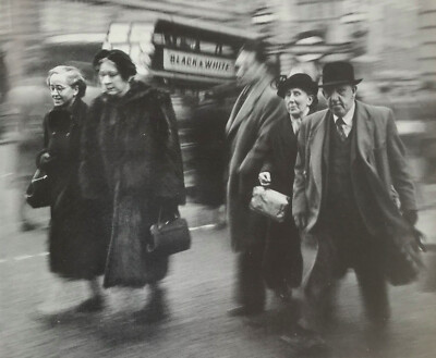 Rush Hour, London um 1955 vom australischen Fotografen David Moore 1927-2003