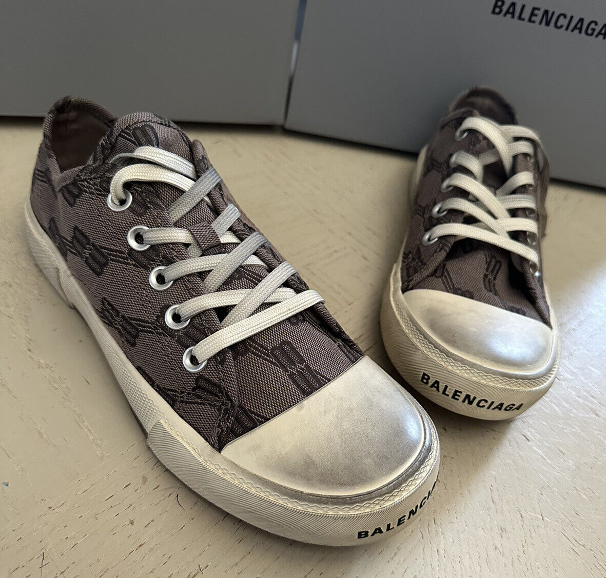 trog Gezamenlijk Elektronisch NIB $750 Balenciaga Paris BB Monogram Low-Top Sneakers GREY/BROWN 9/39 |  eBay