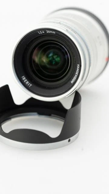 Lente manual Handevision 24 mm f/2,4 IBERIT para montura Sony E, con lente hoo Foto 2 de 4