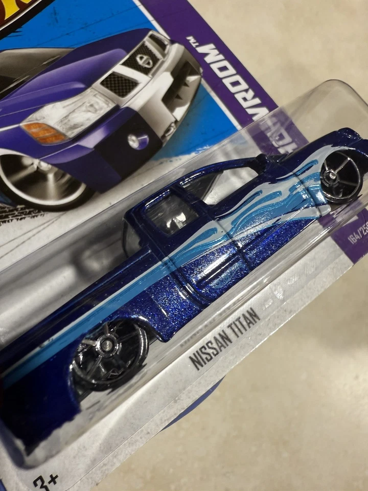 Hot Wheels 2013 HW Showroom Hot Trucks Nissan Titan em azul - Imagem 2 de 4