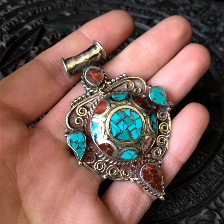 Pendentif Tibétain Porte-bonheur En Laiton - Turquoise Et Corail D'imitation - Bleu Marine - Neuf