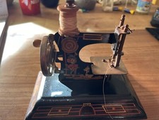 Alte Kindern&auml;hmaschine Blechspielzeug Spielzeug Antik N&auml;hmaschine Klein
