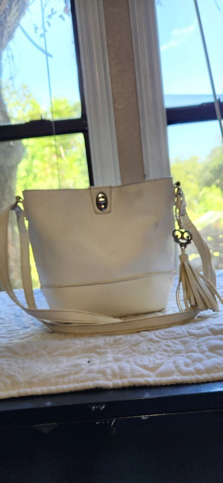 Bandolera NWt Bueno. Correa ajustable tono marfil con adornos plateados Foto 2 de 4