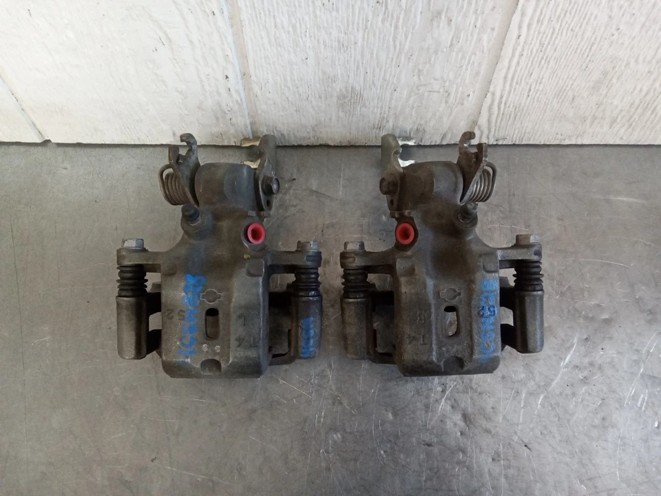 Juego de pinzas de freno traseras Nissan Sentra 2000-2006 OEM Foto 2 de 4