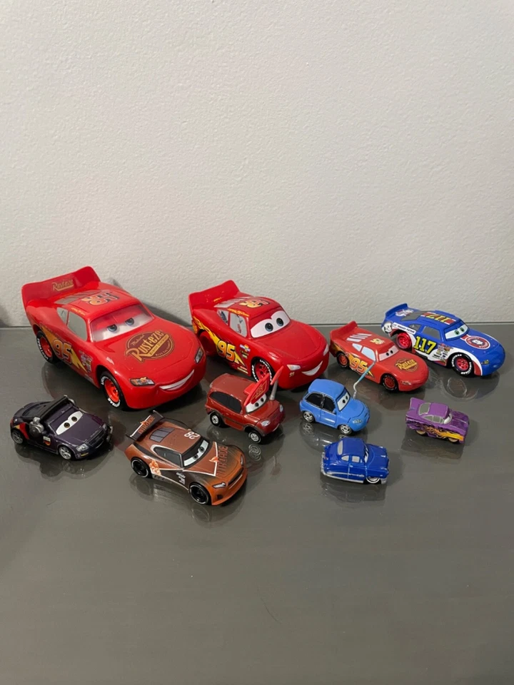 Lote de 10 figuras de autos Disney Pixar varios Feat Lightning McQueen plástico y diecast Foto 3 de 4