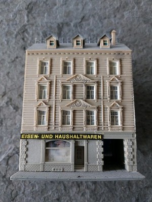 Modelleisenbahn Spur N: Pola Reihenhaus Eisen- und Haushaltswaren 