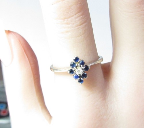 SOLID 14K WHITE GOLD RING W / NATURAL DIAMOND SURROUNDED BY BLUE SAPPHIRES - Picture 3 of 3