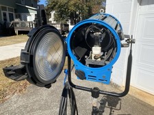 ARRI 1000W 1K Tungsten Fresnel Movie Light w/Barndoor, 4 Scrims  L1.80500.A 2