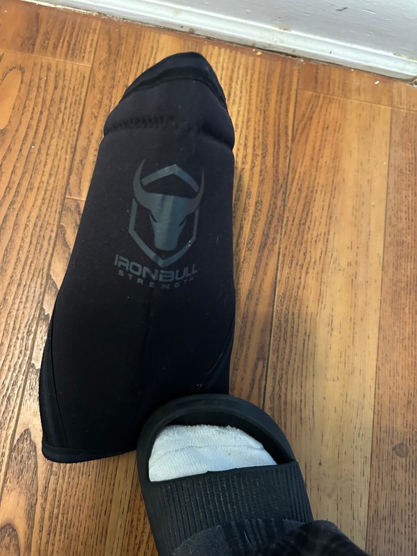 IRONBULL Strength Knee Sleeve L. (one)