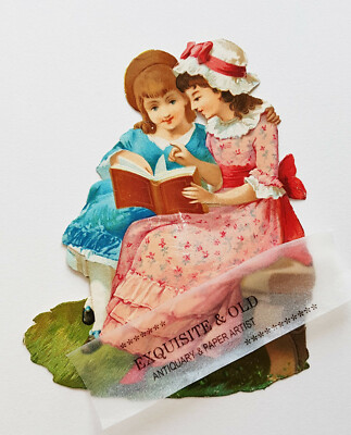 um 1900 Mädchen Buch Bank Kleider Victorian Glanzbild Prägedruck Oblate Ephemera