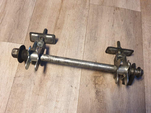 Suzuki GSX 600 F GN72B Hinterradachse kpl. mit Kettenspanner Radachse hinten